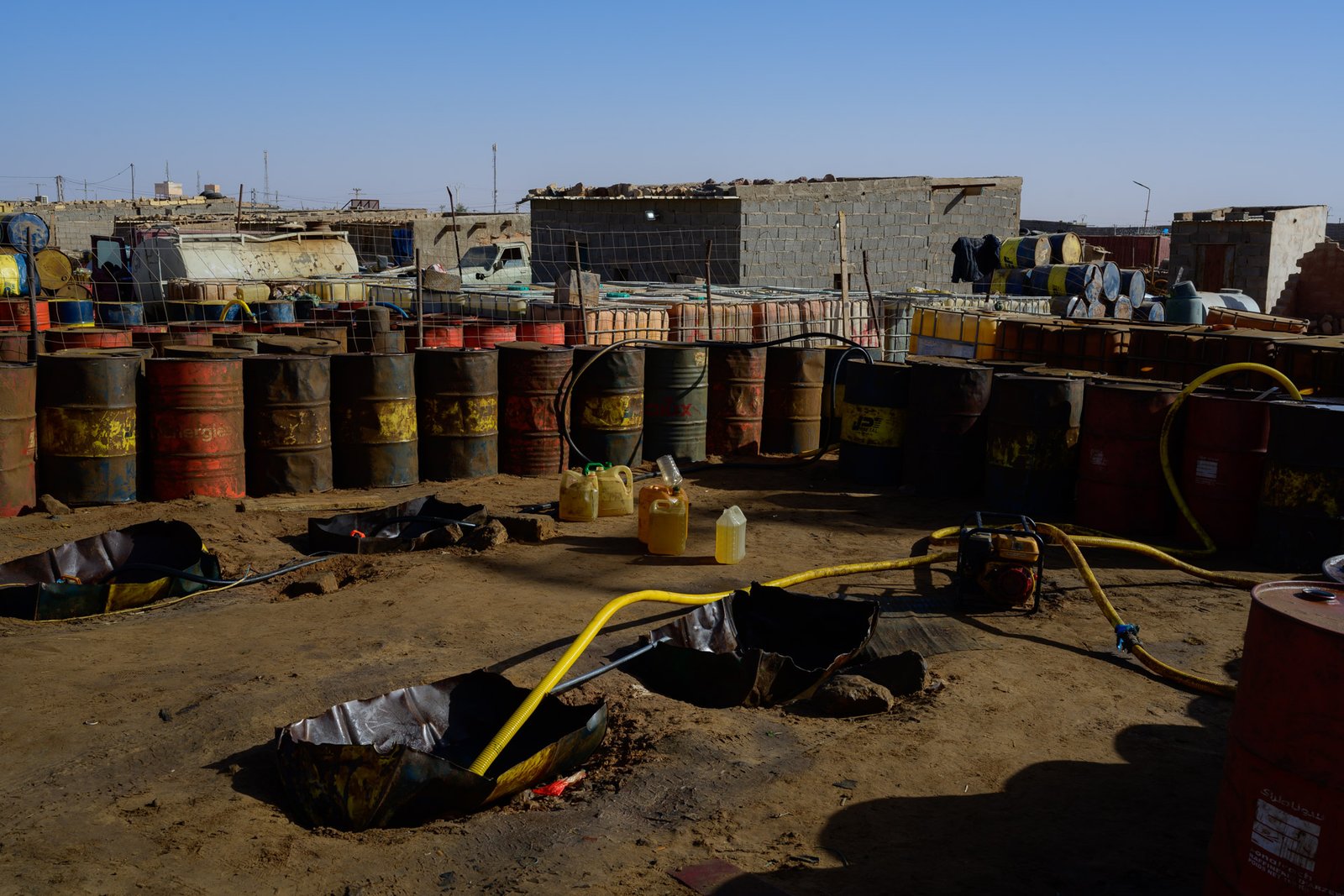 Degalinė Vakarų Sacharos tremtinių stovykloje Alžyre